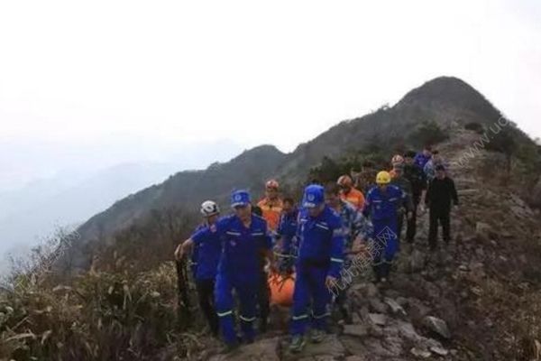 銀行行長登山遇難，失足跌入四五十米深峽谷(2)