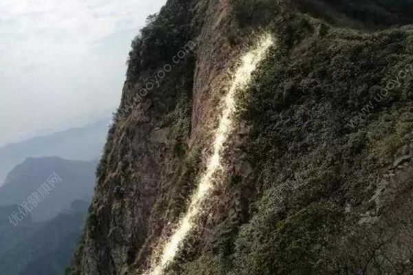 銀行行長登山遇難，失足跌入四五十米深峽谷(3)