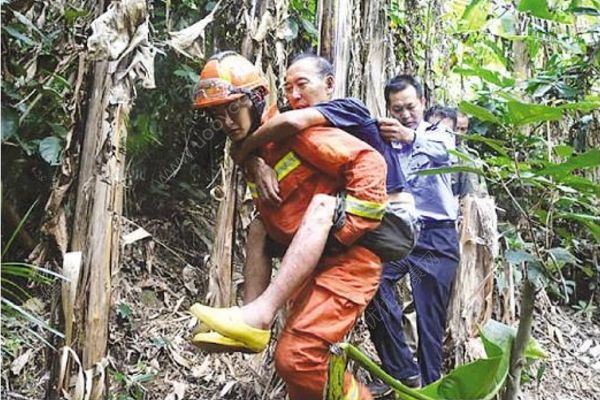 老人迷路被困懸崖邊50余小時，靠山泉維持生命(1)