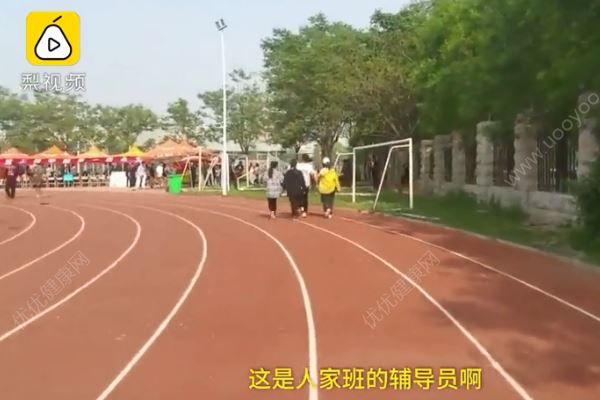 女生跑步后暈厥輔導員公主抱，圍觀學生：看看人家班的輔導員(2)