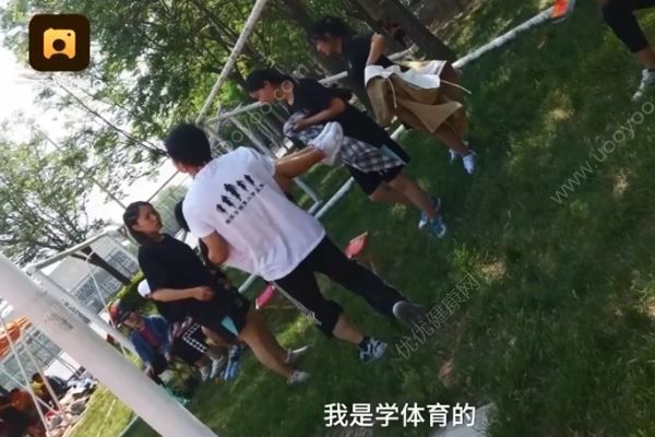 女生跑步后暈厥輔導員公主抱，圍觀學生：看看人家班的輔導員(3)