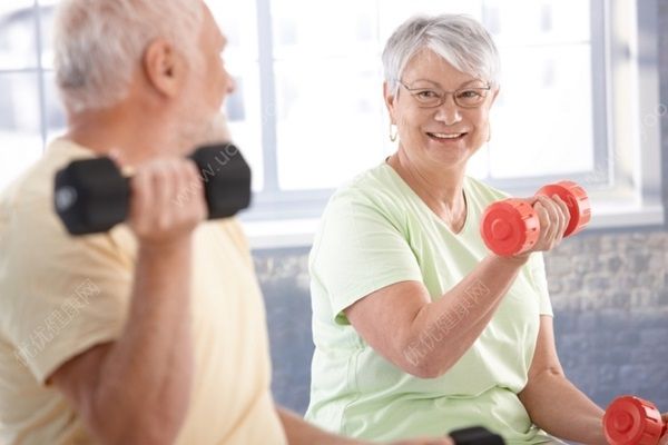 73歲籃球奶奶每天打球能輕松上籃，老年人適合什么功能？(3)