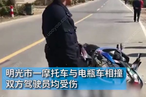 車禍受傷男子路邊打王者榮耀！聲稱打游戲能忘記疼痛！(1)