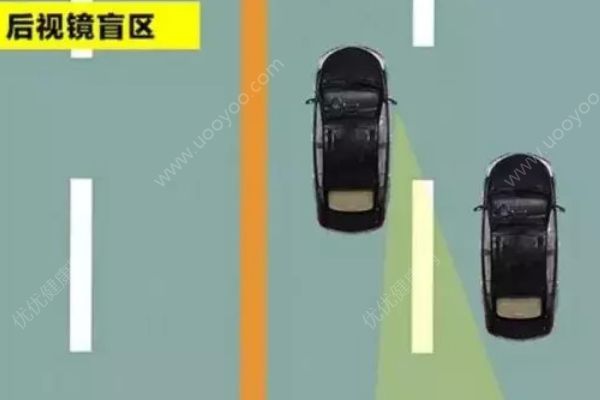 司機(jī)開(kāi)車出車庫(kù)，事后查看行車記錄儀被嚇出一身汗(3)