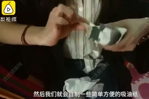 表演系女生吃飯用紙吸油，因為長胖會掛科！(3)