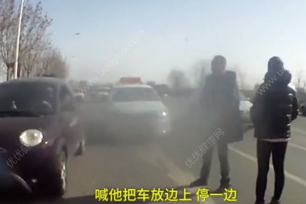 真冤！情侶吵架堵路，3人科目三掛了(3)