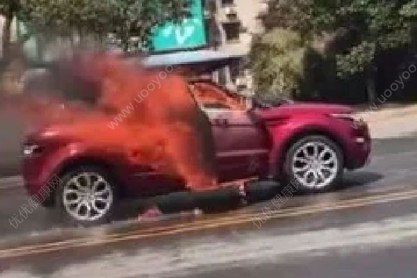 情侶吵架同歸于盡，路虎汽車起火車內(nèi)兩人身亡(1)