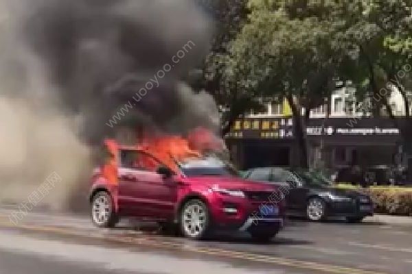 情侶吵架同歸于盡，路虎汽車起火車內(nèi)兩人身亡(2)