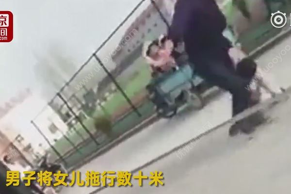 男子當(dāng)街暴打女兒：鞋子抽臉、拽衣拖行(3)