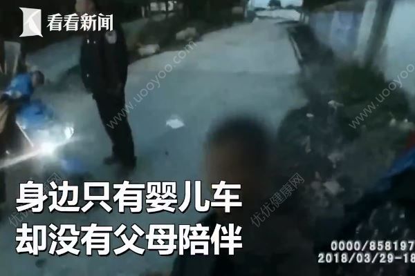 2歲男孩街頭推車“自駕游”，民警找上門父母才知娃丟了(2)