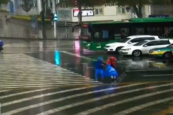 外賣送餐員脫衣為嬰兒遮雨，寶寶淋雨后如何驅(qū)寒？(4)