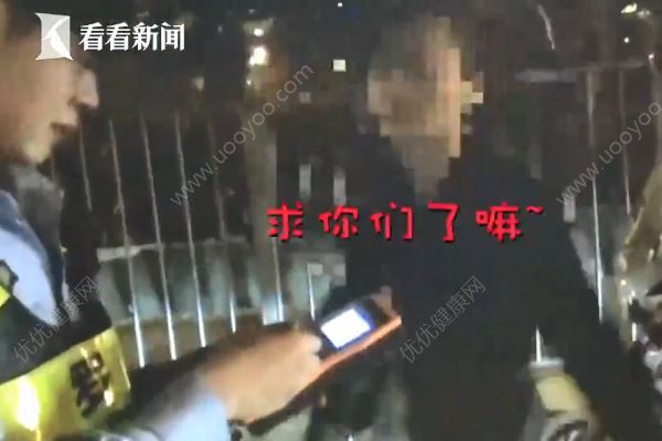 美女醉駕被查秒變戲精，撒嬌賣萌求放過(1)