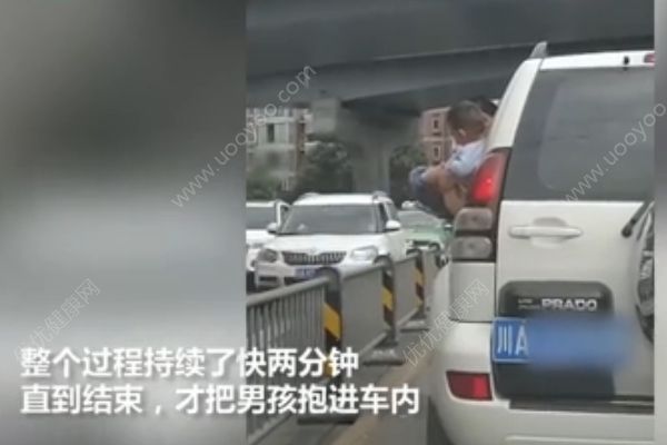 男孩被抱出車窗外撒尿，期間車子還開了一小段(2)