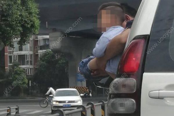 男孩被抱出車窗外撒尿，期間車子還開了一小段(4)