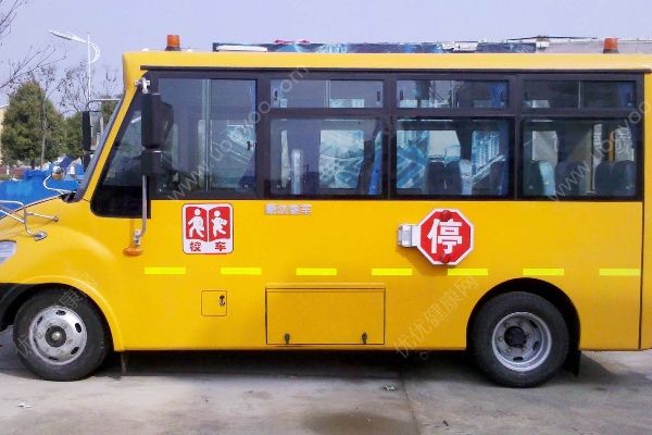 安徽宿州寶寶園校車(chē)翻車(chē)，司機(jī)身亡一名學(xué)生受傷(1)