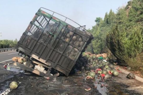 半掛車高速上自燃起火，整整一車西瓜被烤糊(2)