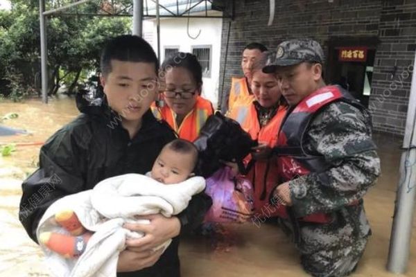 江西吉安多地發(fā)生洪災，7個月大嬰兒為消防戰(zhàn)士撐傘(4)