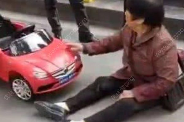 3歲娃騎童車絆倒大媽，算不算交通事故？雙方爭執(zhí)交警犯難(2)