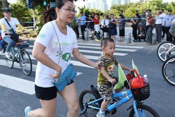 3歲娃騎童車絆倒大媽，算不算交通事故？雙方爭執(zhí)交警犯難(3)