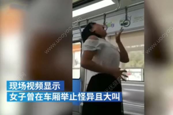 女子輕軌上失控咬傷乘客，跪地舔食血跡(4)