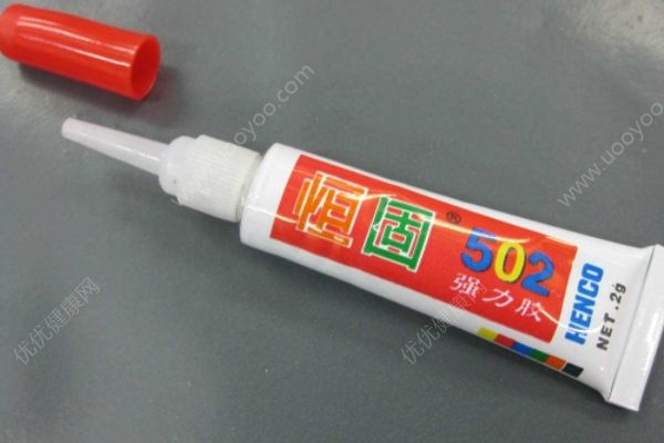 2歲男孩欲幫家長扔膠水瓶，502殘膠意外噴入眼睛(3)