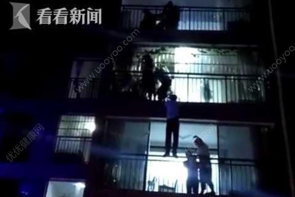 女子與家人爭(zhēng)執(zhí)從5樓跳下，被4樓鄰居一把抓住(1)