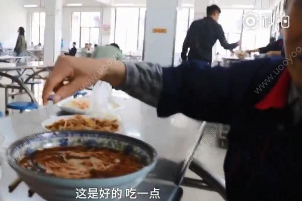 食堂大爺撿學(xué)生剩飯吃，看到糧食糟蹋心里不舒坦(4)