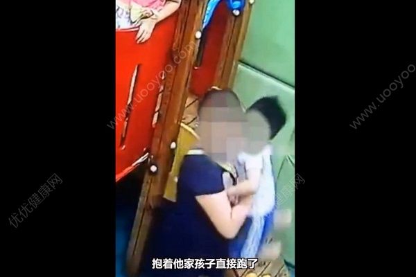 男童被踹下滑梯胳膊折成三截，肇事方家長抱娃就溜(1)