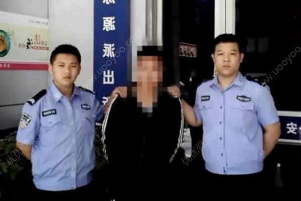 男子撿到手機(jī)要挾失主，民警從他身上竟搜出這東西(4)