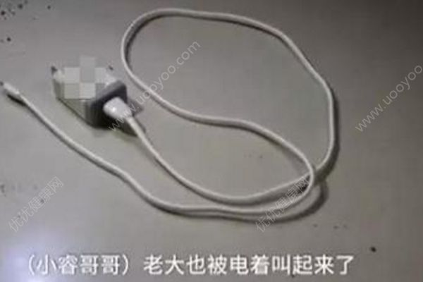 男孩玩手機(jī)胸口燒焦身亡，哥哥去拉他也被電擊(1)