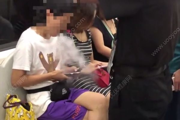 女子北京地鐵內(nèi)抽電子煙，老人制止反被女子辱罵(2)