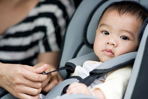 上海父親將2歲女兒反鎖車內，民警救人多處細節(jié)獲贊(4)