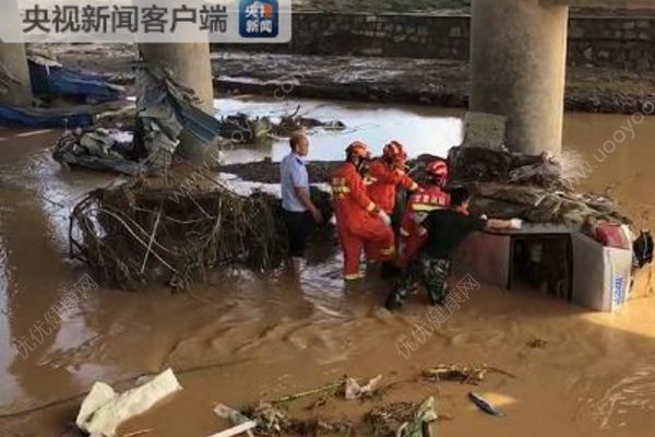 甘肅白銀強降雨引發(fā)山洪多輛車被沖入黃河，已致8死(2)