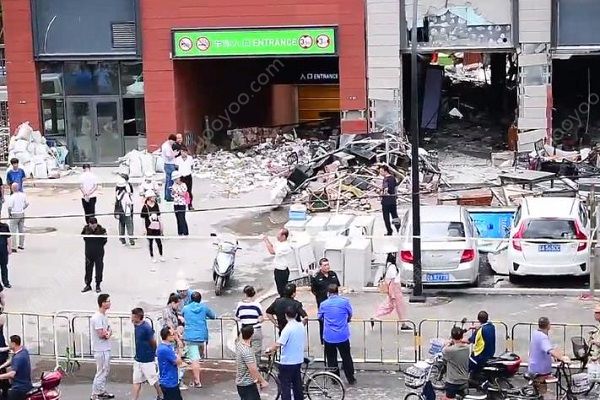 遼寧沈陽一燒烤店爆炸，一女子身亡，店面面目全非(1)