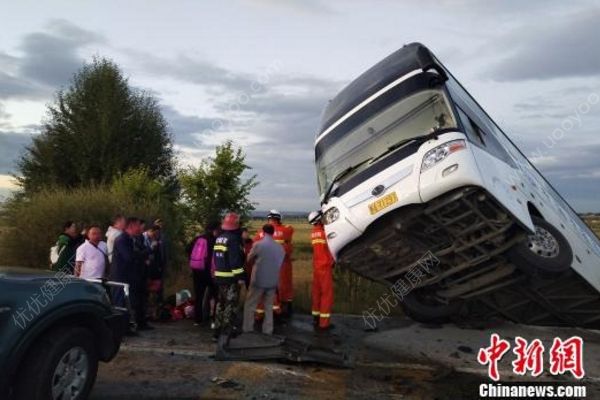 京藏高速一旅游大巴與貨車(chē)相撞，1人遇難11人受傷(1)