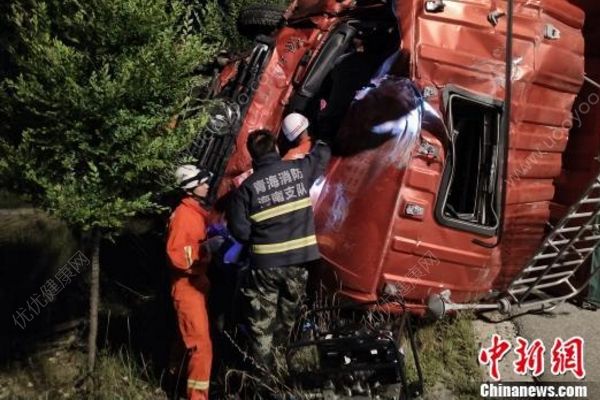 京藏高速一旅游大巴與貨車(chē)相撞，1人遇難11人受傷(2)