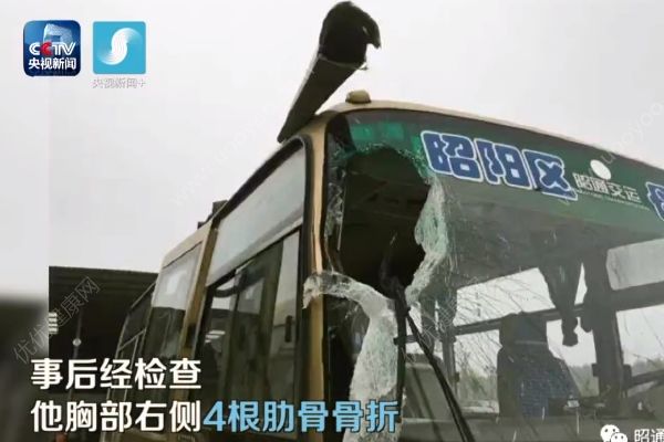 被滾石砸中兩次，他忍痛將車開至安全區(qū)(4)