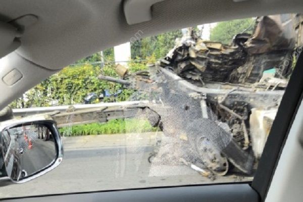 北京四環(huán)兩輛大貨車相撞起火燃燒，已造成2人死亡(2)