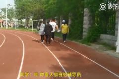 女生跑步后暈厥輔導員公主抱，圍觀學生：看看人家班的輔導員[多圖]