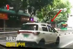 男子駕車一路狂飆，倆交警掛車身上被拖行數(shù)百米[多圖]