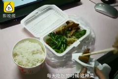 表演系女生吃飯用紙吸油，因為長胖會掛科！[多圖]