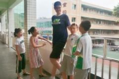 11歲男孩身高已超2.06米，或成為全球最高小學(xué)生，小孩增高方法[多圖]