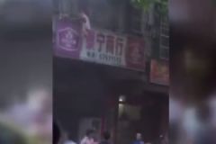 海南澄邁金江一建筑發(fā)生火災(zāi)，眾人搭人肉氣墊接住被困男童[多圖]