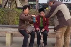 66歲女兒牽96歲母親逛街，如何做才能計劃長壽？[多圖]