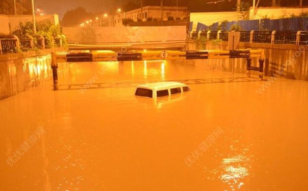 下大雨車被淹了怎么辦？車開到水里怎么自救？(1)