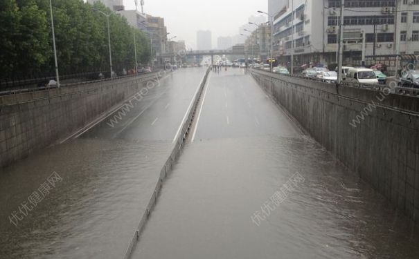 下大雨車被淹了怎么辦？車開到水里怎么自救？(2)