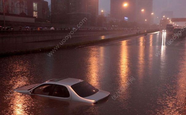 下大雨車被淹了怎么辦？車開到水里怎么自救？(3)