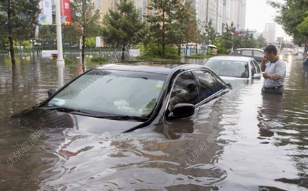 下大雨車被淹了怎么辦？車開到水里怎么自救？(4)