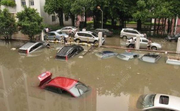 下大雨車被淹了怎么辦？車開到水里怎么自救？(5)