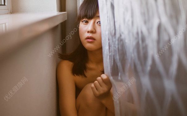 18歲女生乳頭有白色怎么回事？18歲乳頭有白色分泌物正常嗎？(4)